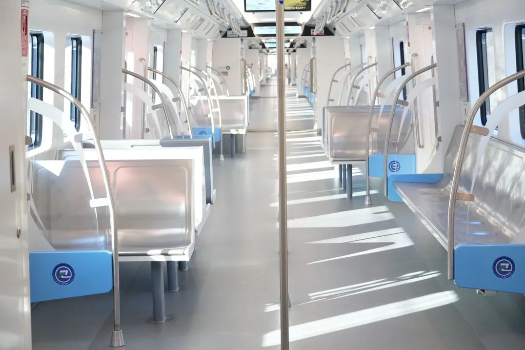 城軌快線15號(hào)線列車最大載客量2428人。重慶交通開投鐵路集團(tuán)供圖 城軌快線15號(hào)線列車最大載客量2428人。重慶交通開投鐵路集團(tuán)供圖