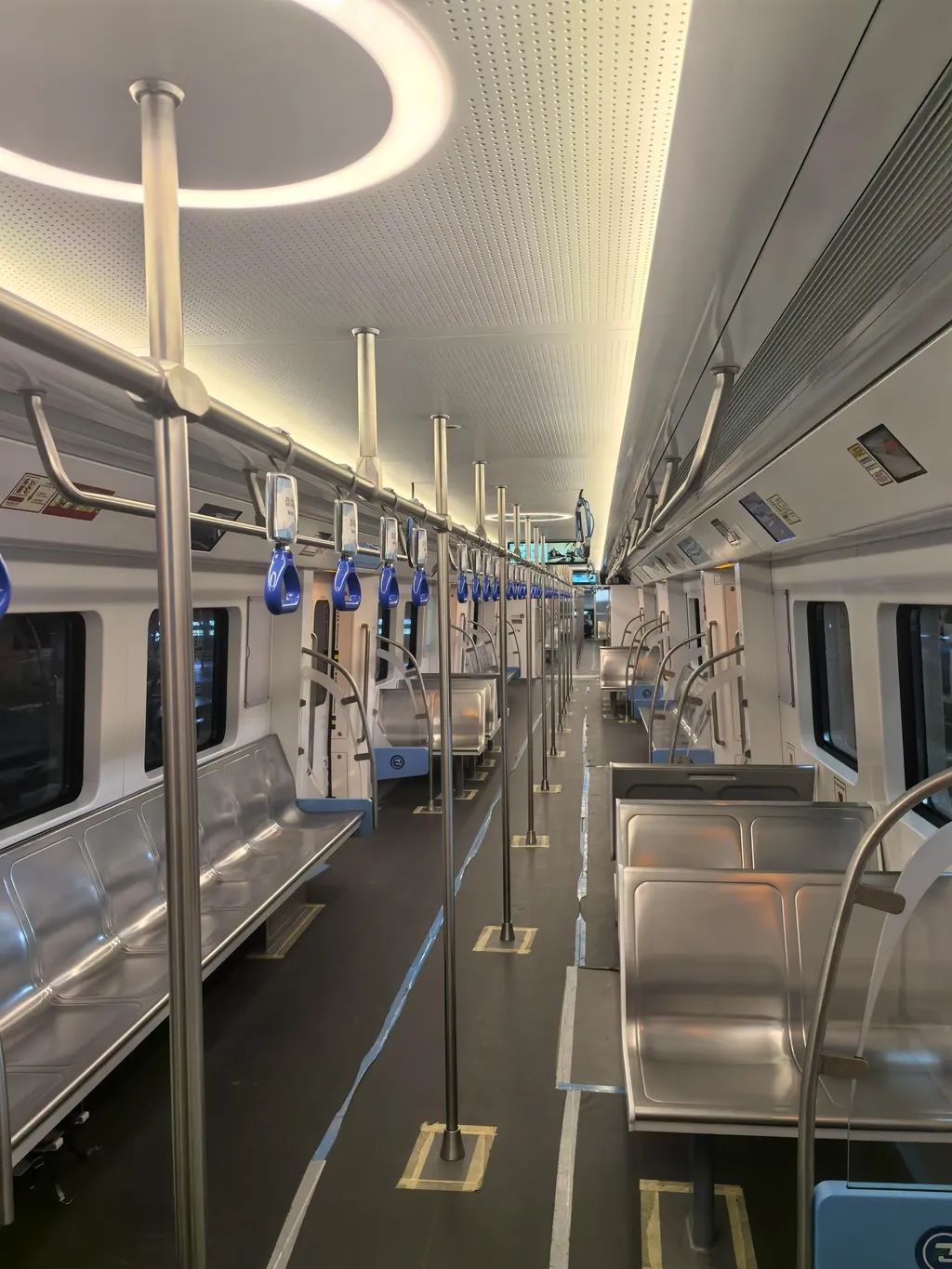 車廂座椅采用橫縱結(jié)合布置方式。重慶交通開投鐵路集團(tuán)供圖 車廂座椅采用橫縱結(jié)合布置方式。重慶交通開投鐵路集團(tuán)供圖