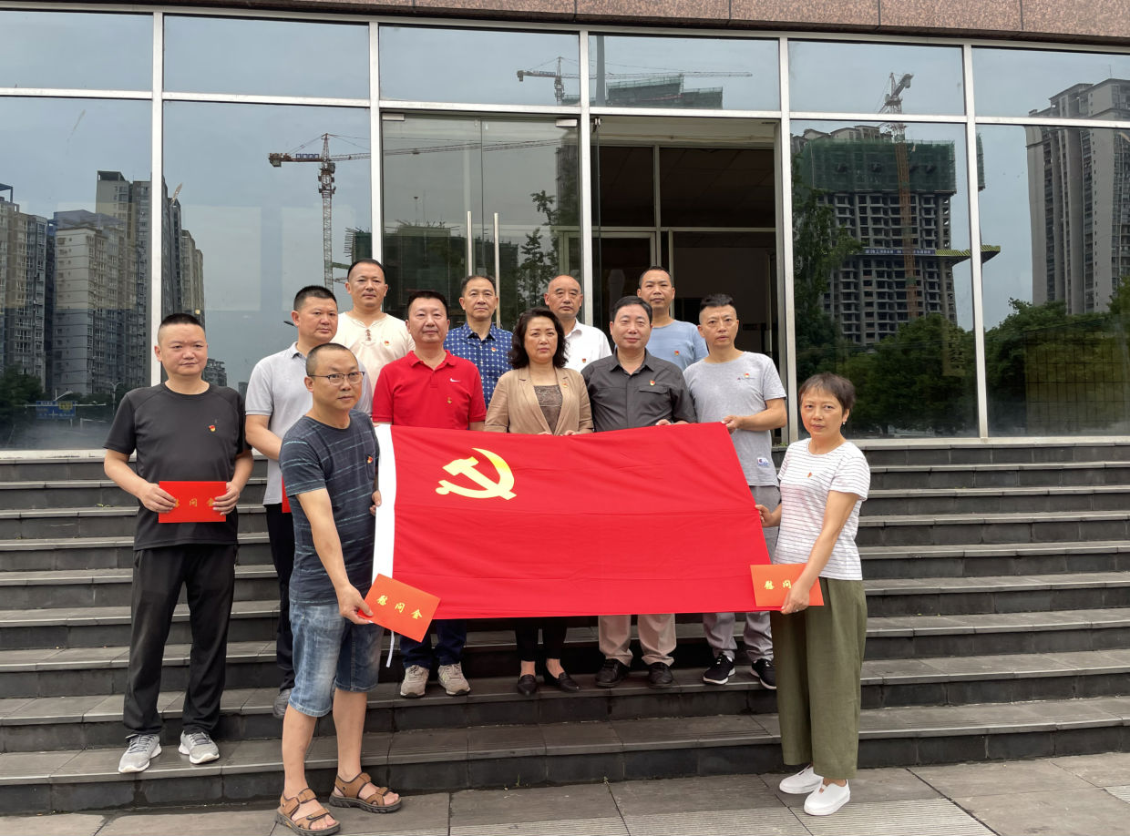 建黨百年送關懷 七一慰問暖人心 ——市鐵路集團黨委組織開展“七一”前夕走訪慰問生活困難黨員活動.png