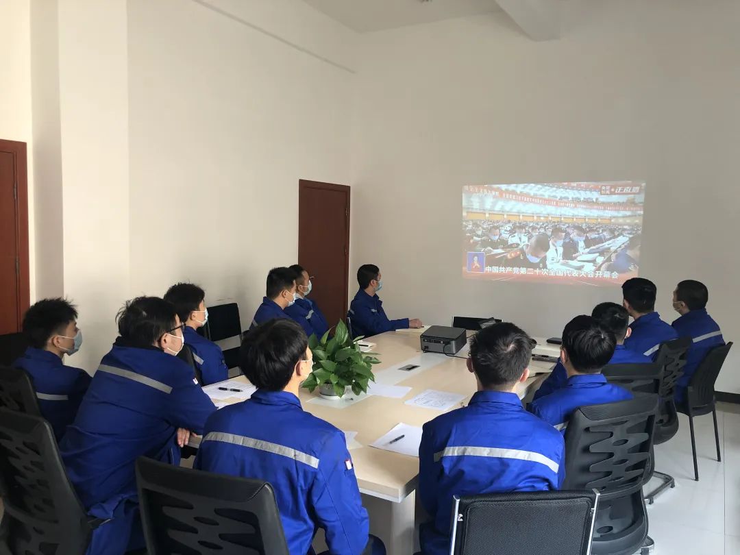 江跳線運營公司一線在崗職工觀看開幕會3.jpg